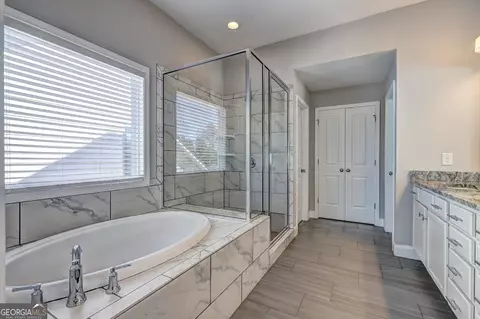 Bath - 4371 Thacker Ln, Suwanee, GA 30024 photo 6 of 8