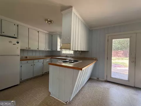 Kitchen - 721 Central Rd, Thomson, GA 30824 photo 1 of 2