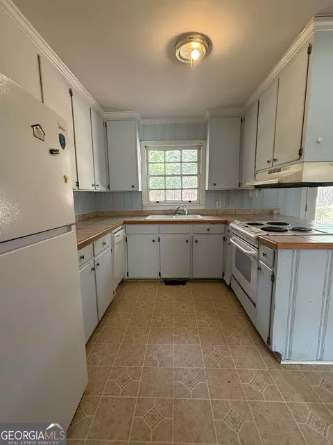 Kitchen - 721 Central Rd, Thomson, GA 30824 photo 2 of 2