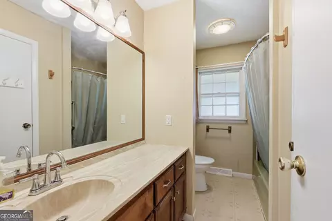 Bath - 42 Charles St, Toccoa, GA 30577 photo 4 of 4