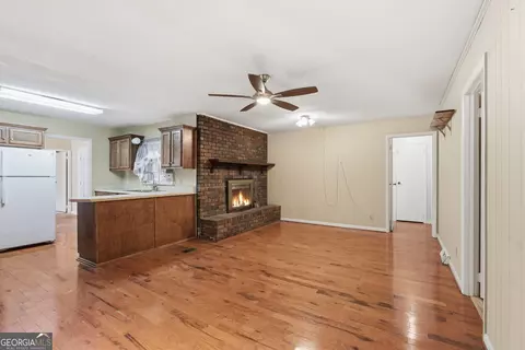 Living - 42 Charles St, Toccoa, GA 30577 photo 2 of 7