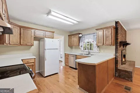 Kitchen - 42 Charles St, Toccoa, GA 30577 photo 3 of 4