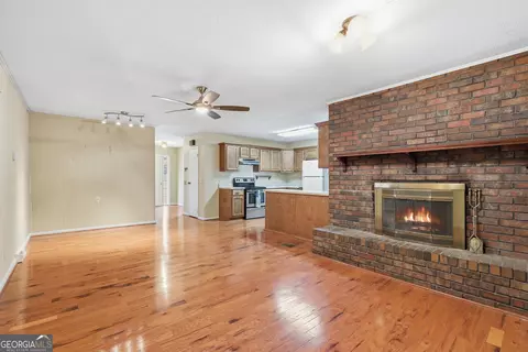Living - 42 Charles St, Toccoa, GA 30577 photo 3 of 7