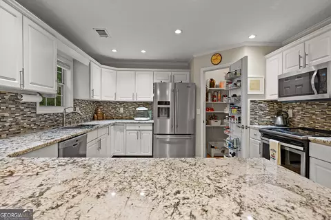 Kitchen - 39 Village Pointe Dr, Lagrange, GA 30240 photo 2 of 2