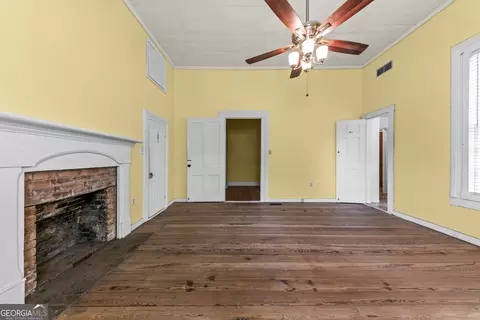 Living - 1047 Dixie Rd, Covington, GA 30014 photo 2 of 6