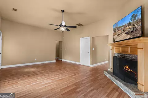 Living - 200 Bradley Rd, Jackson, GA 30233 photo 3 of 4