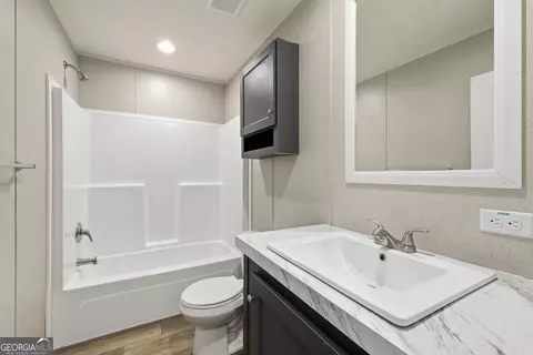 Bath - 915 Smith Loop Rd, Demorest, GA 30535 photo 1 of 2