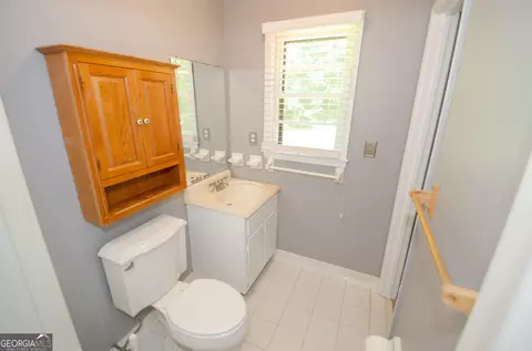 Bath - 202 Sivell Rd, Lagrange, GA 30241 photo 2 of 4