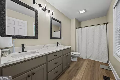 Bath - 540 James Maxwell Rd, Commerce, GA 30529 photo 1 of 2