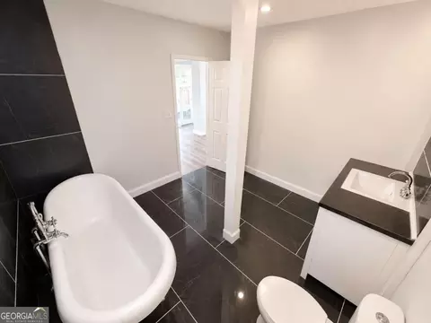 Bath - 140 E Hamm Rd, Jackson, GA 30233 photo 1 of 4