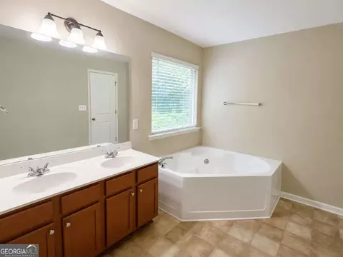 Bath - 2170 Stonebrook Dr, Austell, GA 30106 photo 3 of 5