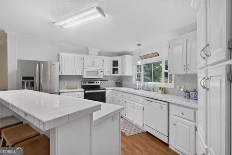 Kitchen - 2107 Oconee Dr, Sparta, GA 31087 photo 3 of 4