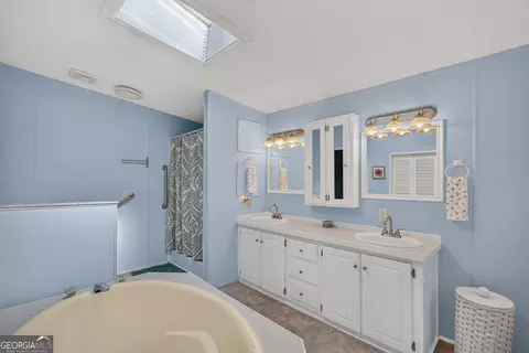 Bath - 2107 Oconee Dr, Sparta, GA 31087 photo 2 of 3