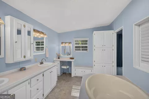 Bath - 2107 Oconee Dr, Sparta, GA 31087 photo 3 of 3