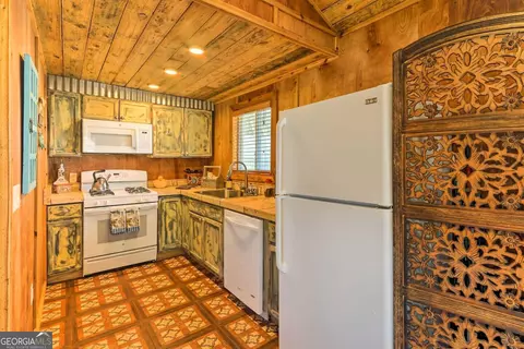 Kitchen - 132154 River Dr, Midway, GA 31320 photo 3 of 7