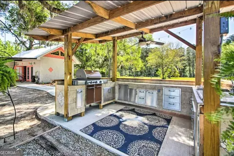 Kitchen - 132154 River Dr, Midway, GA 31320 photo 6 of 7