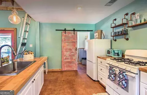 Kitchen - 132154 River Dr, Midway, GA 31320 photo 5 of 7