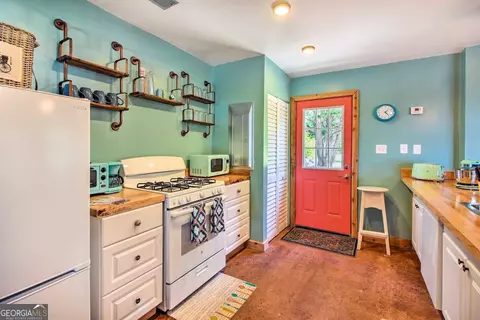 Kitchen - 132154 River Dr, Midway, GA 31320 photo 4 of 7