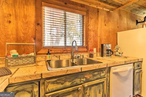 Kitchen - 132154 River Dr, Midway, GA 31320 photo 2 of 7