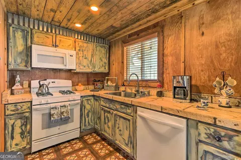 Kitchen - 132154 River Dr, Midway, GA 31320 photo 1 of 7