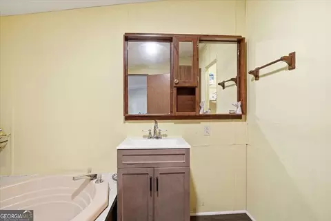 Bath - 5183 Latty Rd, Lula, GA 30554 photo 2 of 2