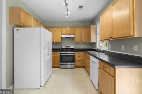 Kitchen - 224 Copperbend Dr, Austell, GA 30168 photo 4 of 6