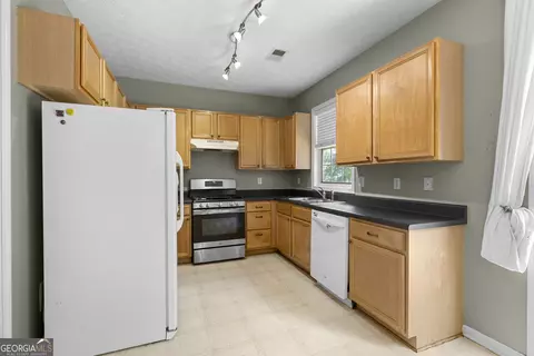 Kitchen - 224 Copperbend Dr, Austell, GA 30168 photo 3 of 6