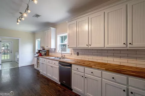 Kitchen - 262 Brickyard Rd, Comer, GA 30629 photo 4 of 9