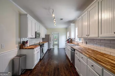 Kitchen - 262 Brickyard Rd, Comer, GA 30629 photo 3 of 9