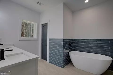 Bath - 3279 Tommy Dillard Rd, Monroe, GA 30656 photo 5 of 7
