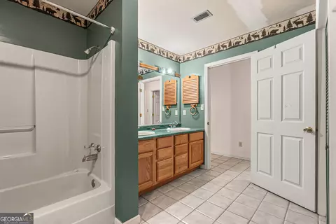 Bath - 139 Riverview Dr, Bainbridge, GA 39817 photo 3 of 4