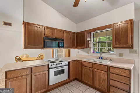 Kitchen - 139 Riverview Dr, Bainbridge, GA 39817 photo 2 of 2