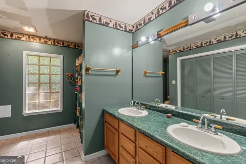 Bath - 139 Riverview Dr, Bainbridge, GA 39817 photo 1 of 4