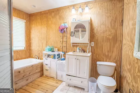 Bath - 111 Willow St, Commerce, GA 30529 photo 2 of 2