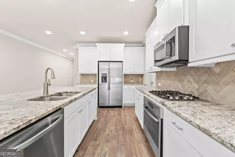 Kitchen - 2028 Glenview Park Cir, Duluth, GA 30097 photo 4 of 5