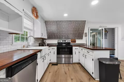 Kitchen - 124 Rosebud Ln, Jackson, GA 30233 photo 3 of 4