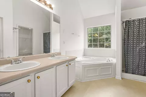 Bath - 1664 Bennett Dr, Mcdonough, GA 30253 photo 1 of 6