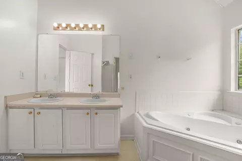 Bath - 1664 Bennett Dr, Mcdonough, GA 30253 photo 3 of 6