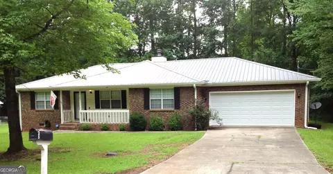 35 Woodland Dr, Weaver, AL 36277