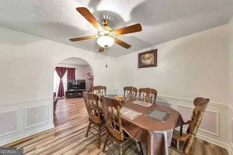 Dining - 1675 Round Rd, Grayson, GA 30017 photo 2 of 4