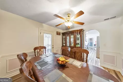 Dining - 1675 Round Rd, Grayson, GA 30017 photo 3 of 4