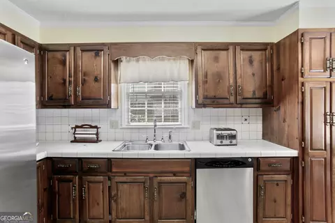 Kitchen - 5 Shadowbrook Dr SE, Rome, GA 30161 photo 3 of 4