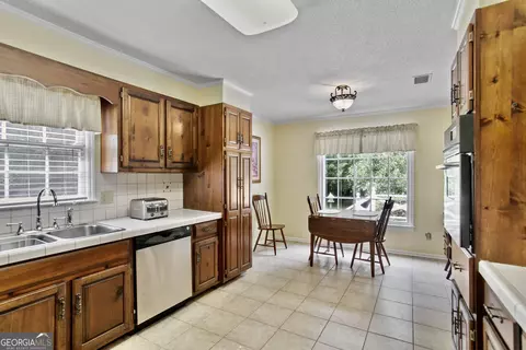 Kitchen - 5 Shadowbrook Dr SE, Rome, GA 30161 photo 4 of 4