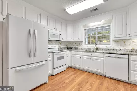 Kitchen - 112 Ashwood Trce, Hampton, GA 30228 photo 2 of 4