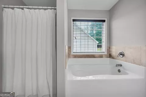 Bath - 388 Belmont Park Dr, Commerce, GA 30529 photo 2 of 3
