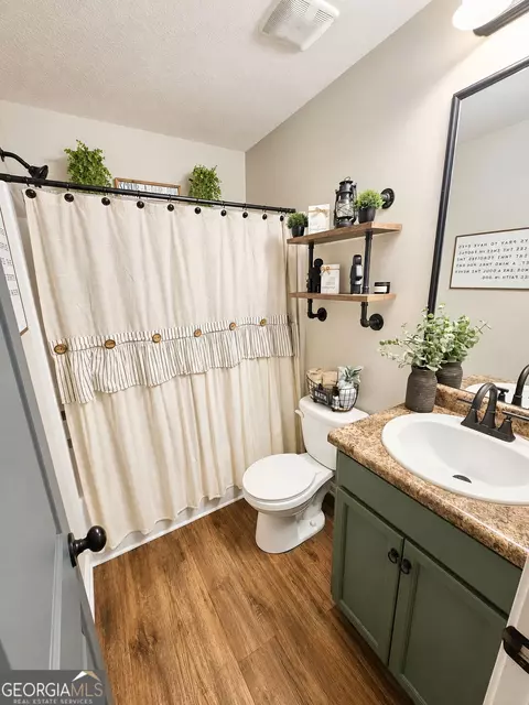 Bath - 279 Stane Brook Ct, Jackson, GA 30233 photo 3 of 3