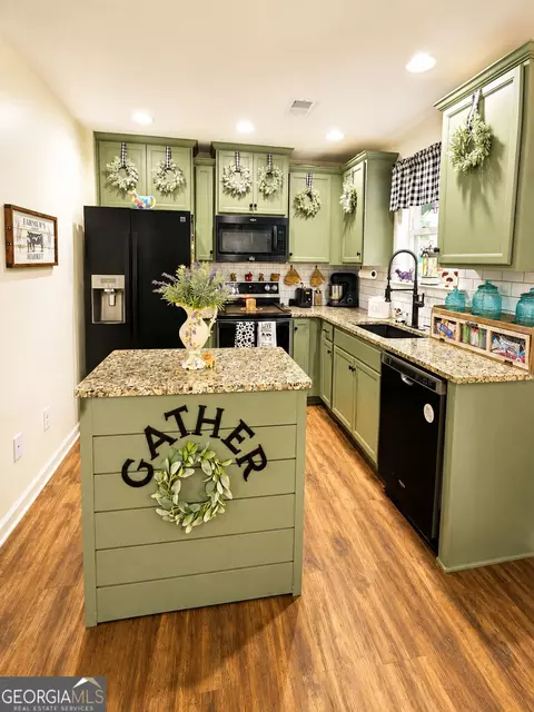 Kitchen - 279 Stane Brook Ct, Jackson, GA 30233 photo 2 of 2