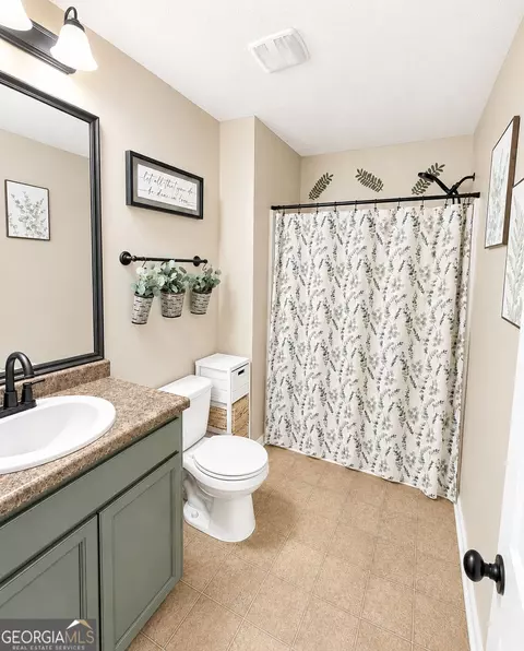 Bath - 279 Stane Brook Ct, Jackson, GA 30233 photo 2 of 3