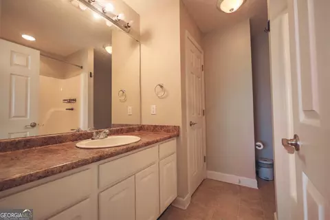 Bath - 4063 Meadow Cir, Blackshear, GA 31516 photo 1 of 2