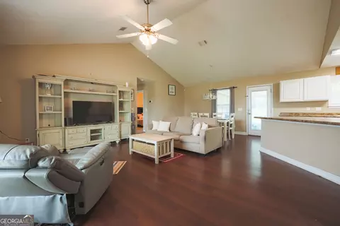 Living - 4063 Meadow Cir, Blackshear, GA 31516 photo 1 of 1